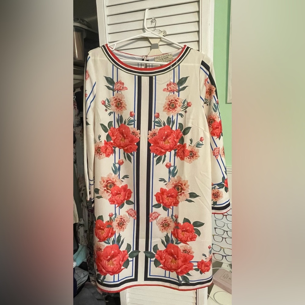 Never Worn!! Beautiful Flying Tomatoes Dress Size Small